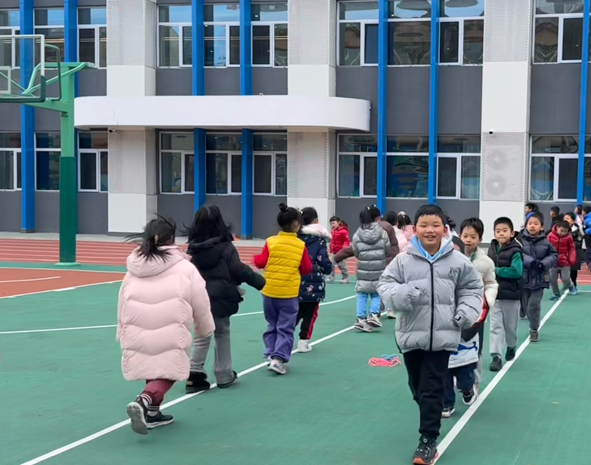 一年級(jí)的同學(xué)課間跑步 。學(xué)校供圖
