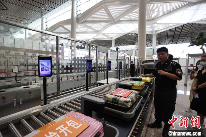 （高質(zhì)量發(fā)展調(diào)研行）探訪?？诿捞m國際機(jī)場封關(guān)運(yùn)作項(xiàng)目：將實(shí)現(xiàn)旅客“無感通關(guān)”