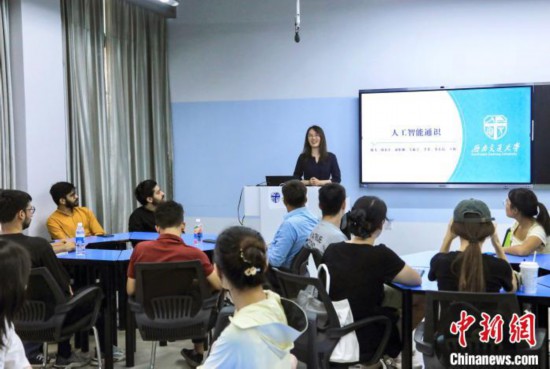 9月4日，西南交大首門人工智能通識課的第一課開講。 中新社記者 王磊 攝