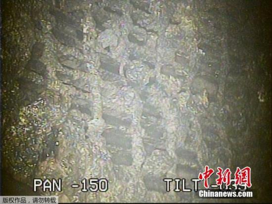當(dāng)?shù)貢r(shí)間2月2日,東京電力公司公布對(duì)福島第一核電站2號(hào)機(jī)組反應(yīng)堆安全殼內(nèi)拍攝到的圖像。根據(jù)分析,結(jié)果顯示內(nèi)部空間輻射量推算為最大每小時(shí)530希沃特。圖為機(jī)器人拍到的受損反應(yīng)堆底部的物質(zhì)。