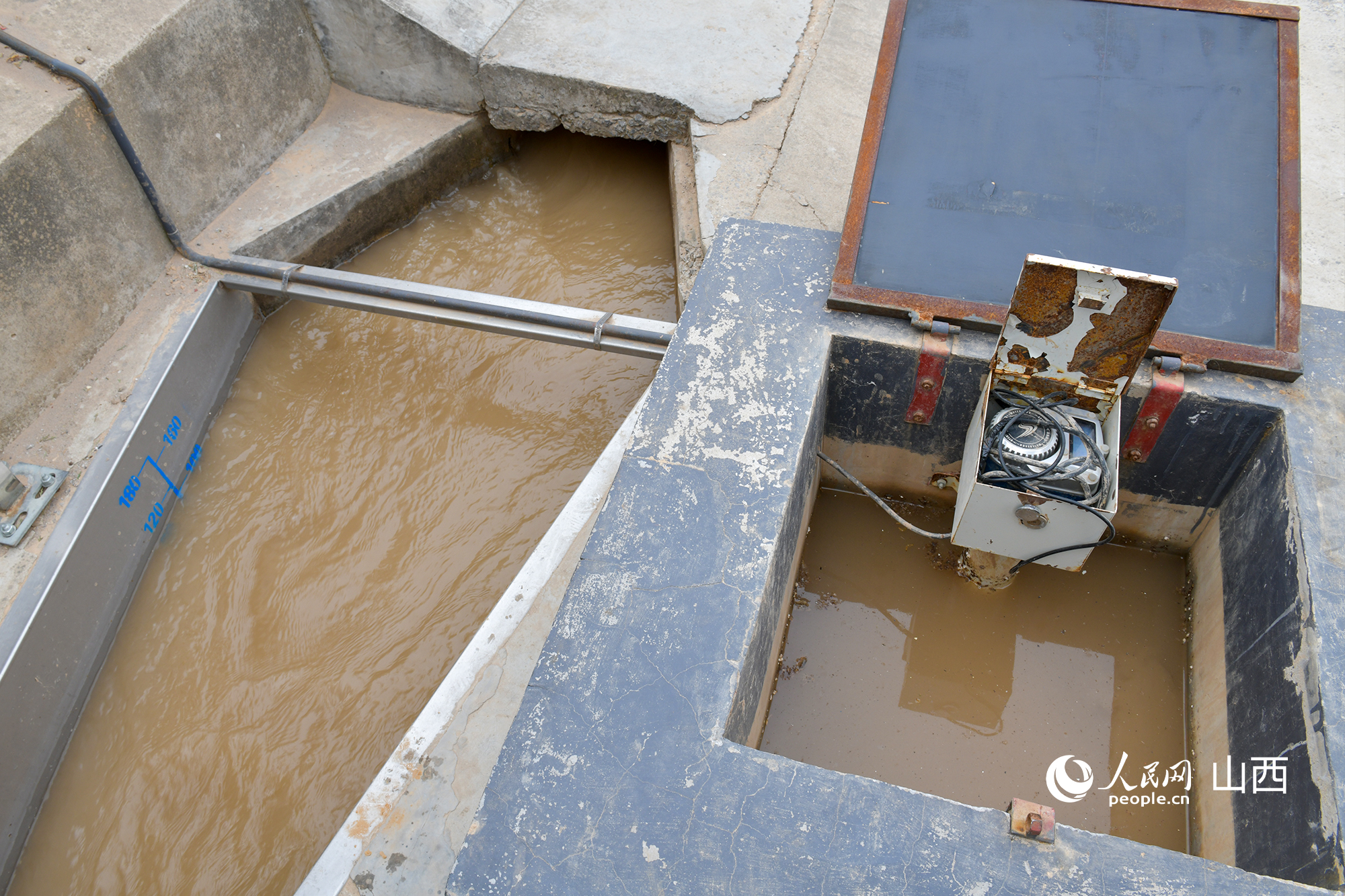 灌區(qū)渠口的計(jì)量設(shè)施。人民網(wǎng)記者 焦搏文攝