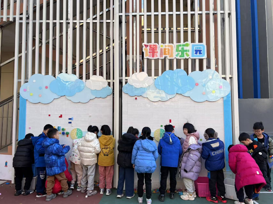 學(xué)生們?cè)谡n間樂園玩拼圖。人民網(wǎng) 白炅攝