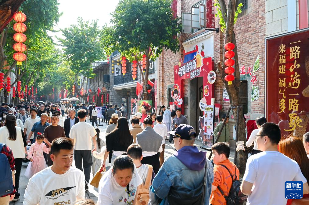 2月22日，市民游客在福州上下杭?xì)v史文化街區(qū)參觀游覽。新華社記者林善傳 攝