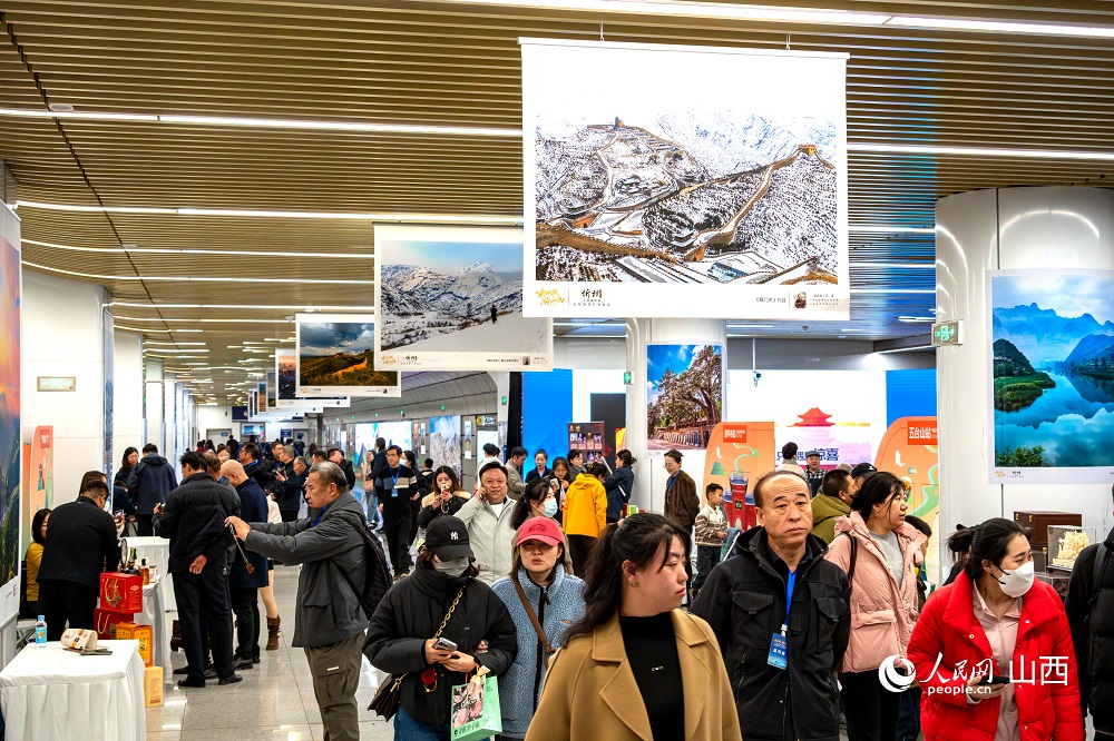 “相約忻州·盡享冬韻”暨“乘地鐵游山西”主題攝影展（忻州）在太原地鐵長風(fēng)街站啟幕。