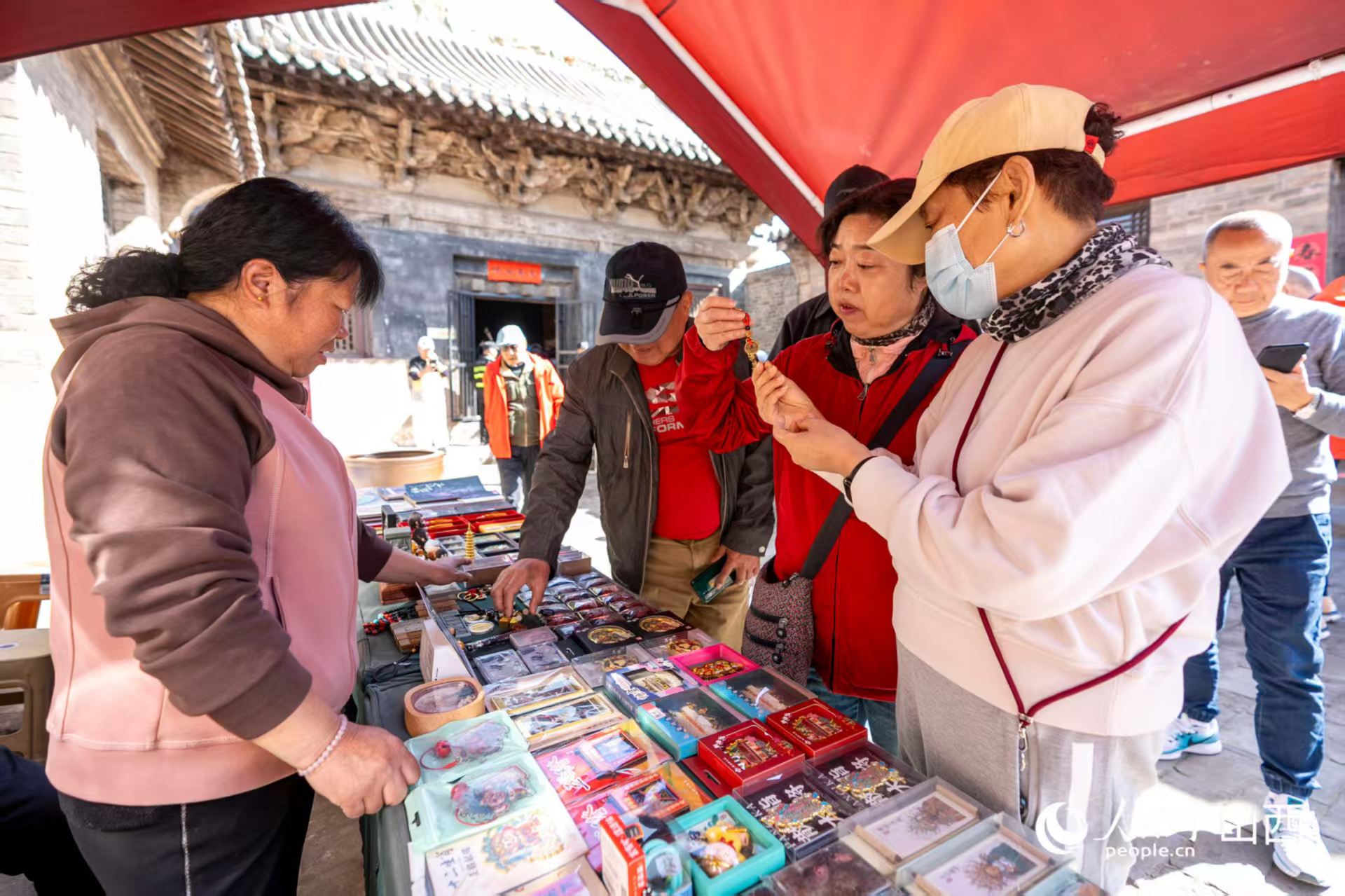 游客在山西省高平市鐵佛寺選購文創(chuàng)產(chǎn)品。人民網(wǎng)記者 盧鵬宇攝