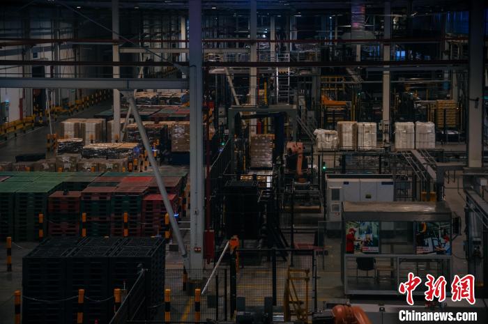 基地依托數(shù)字技術(shù)打造“黑燈工廠”?！±钅宪?攝