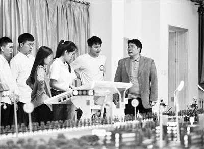 圖為天津大學(xué)智能與計(jì)算學(xué)部教師在沙盤教室內(nèi)給學(xué)生講授智能駕駛等方面的內(nèi)容。 新華社記者 趙子碩攝