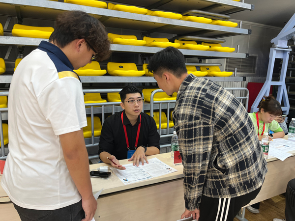 招聘會上,老師為畢業(yè)生開展就業(yè)指導(dǎo)。校方供圖