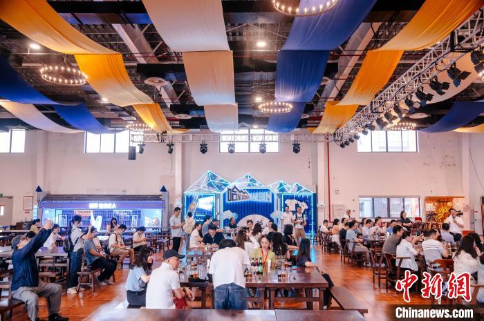 圖為基地內(nèi)的慕尼黑餐廳?！±钅宪?攝