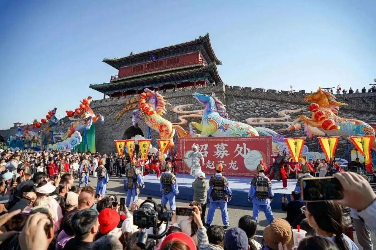 “五一”假期，河北正定南城門，“當(dāng)一天趙子龍的兵”招募現(xiàn)場(chǎng)人頭攢動(dòng)。河北省文化和旅游廳供圖