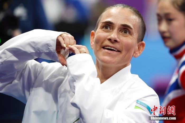 資料圖：9月28日，杭州第19屆亞運會競技體操女子跳馬決賽在黃龍體育中心體育館舉行。烏茲別克斯坦選手丘索維金娜以13.383分獲得該項目第四名。圖為丘索維金娜在賽后向觀眾比心。<a target='_blank' href='/'>中新社</a>記者 富田 攝