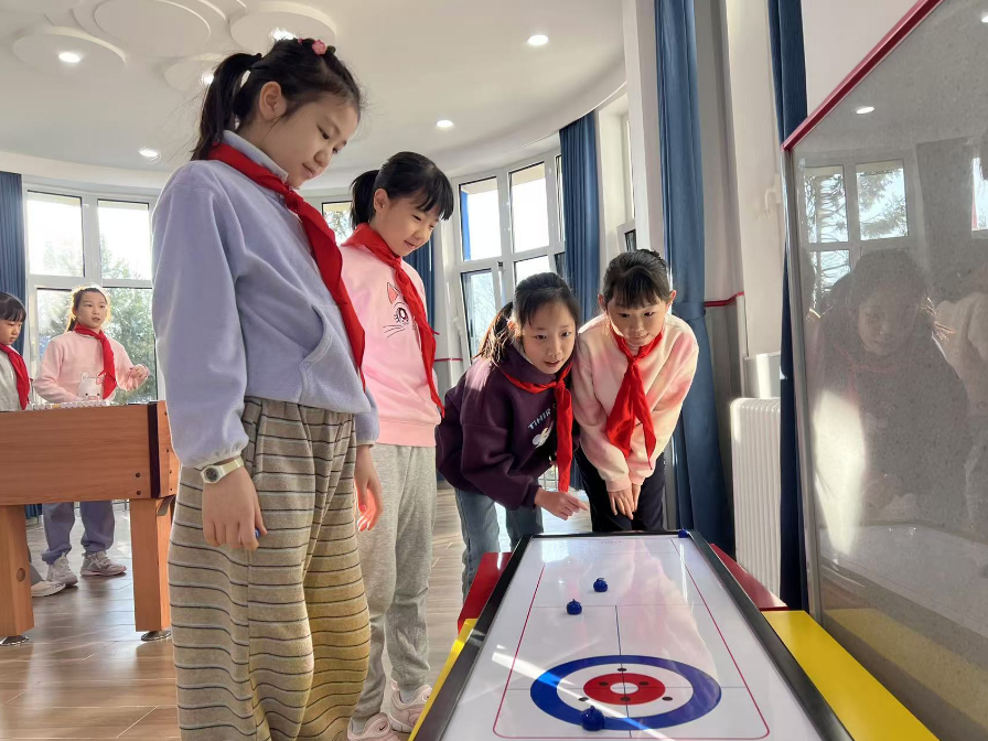 學(xué)生們?cè)谏傧汝?duì)大廳進(jìn)行課間活動(dòng)。人民網(wǎng) 白炅攝