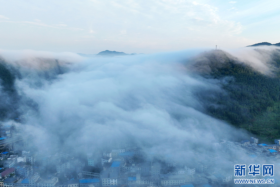 重慶：八月里云海流瀑 瞰群山如畫(huà)