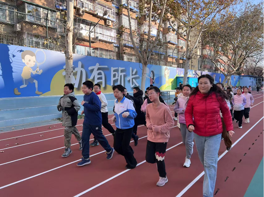 學(xué)生們?cè)诎嘀魅闻阃屡懿?。人民網(wǎng) 白炅攝