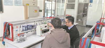 圖為哈爾濱工程大學(xué)教師指導(dǎo)學(xué)生開展新工科課程的實驗項目。受訪者供圖