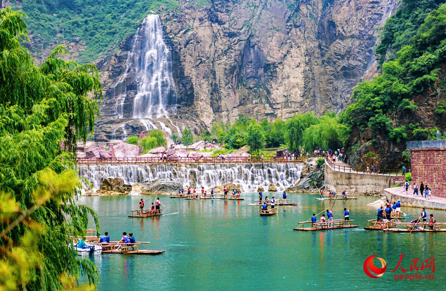 泛舟水上，成為酷熱夏季的一個避暑良方。人民網(wǎng)記者 王佩攝