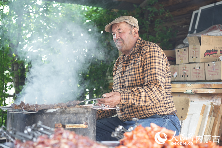 孫金花家庭小院內，正在烤制肉串。人民網(wǎng)記者 李睿攝