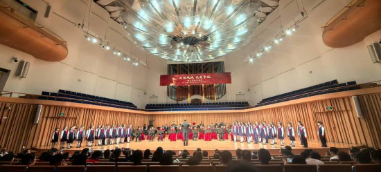 重慶大學(xué)城樹人小學(xué)校管樂團參加比賽。