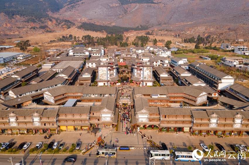 密布銀器加工作坊的新華村。人民網(wǎng)記者 符皓攝 密布銀器加工作坊的新華村。人民網(wǎng)記者 符皓攝