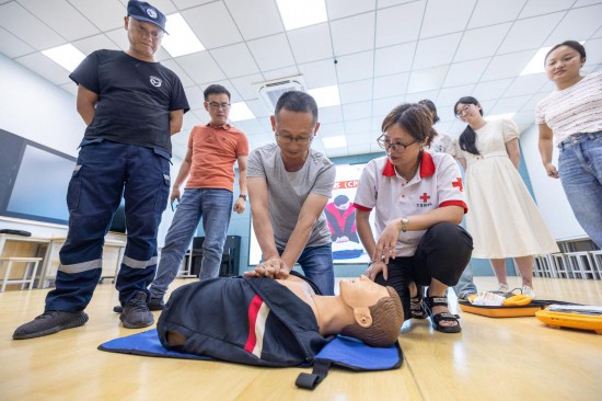 在浙江省湖州市吳興區(qū)龍泉小學(xué)，紅十字會(huì)救護(hù)員對(duì)教職工進(jìn)行自動(dòng)體外除顫器（AED）使用培訓(xùn)。新華社發(fā)（伊凡攝）