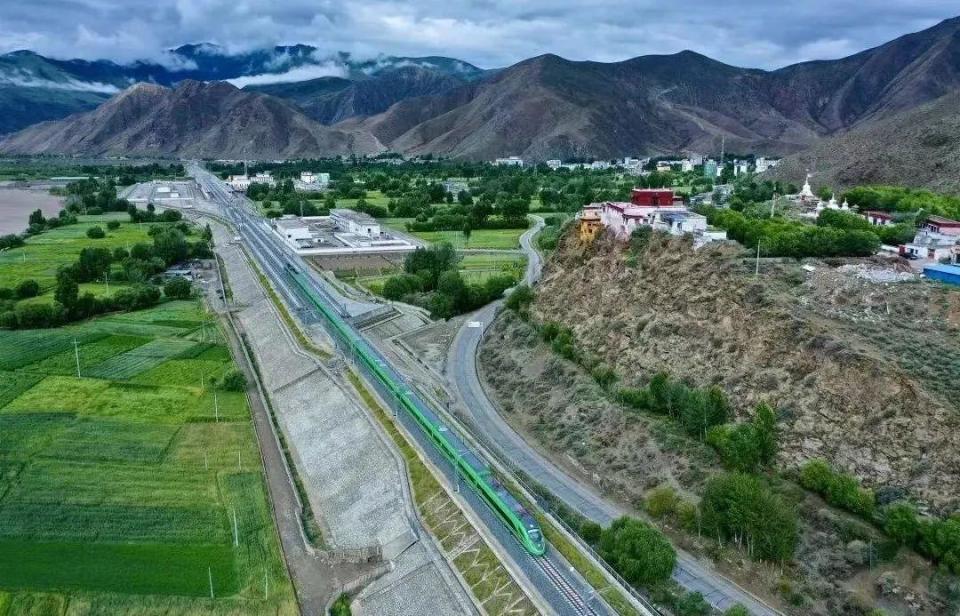 ?高原動集動車組。中國中車供圖。