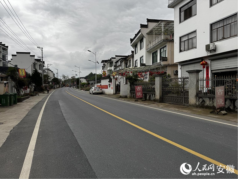 寬敞的S347公路穿過瞻淇村。人民網(wǎng)記者 胡雨松攝