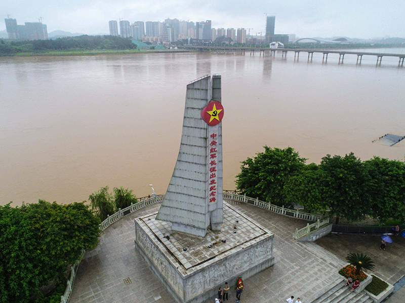 這是位于江西省于都縣的中央紅軍長(zhǎng)征出發(fā)紀(jì)念碑。