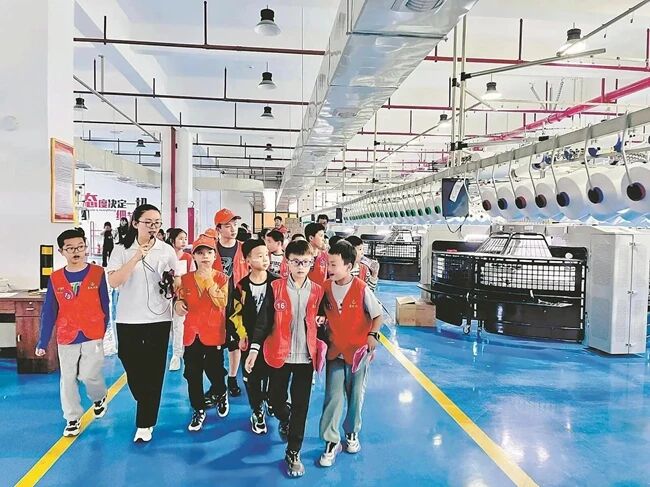 學(xué)生參觀惠安校服企業(yè)生產(chǎn)車間。惠安縣委宣傳部供圖