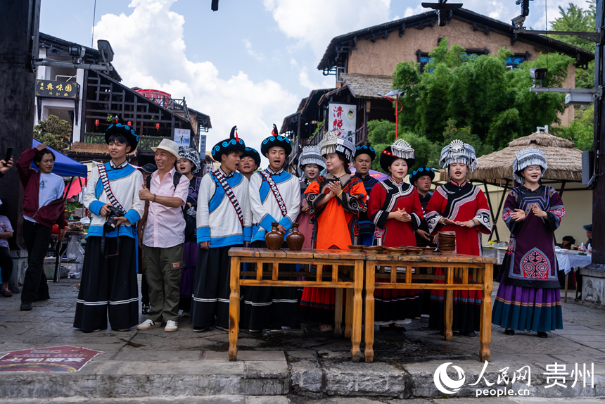 海坪文化小鎮(zhèn)里熱情的彝家“攔門(mén)酒”。人民網(wǎng)記者 涂敏攝