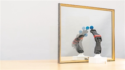  圖為機(jī)器人觀察自己在鏡子中的倒影，學(xué)習(xí)自身的形態(tài)和運(yùn)動(dòng)學(xué)，實(shí)現(xiàn)自主模擬。圖片來(lái)源：美國(guó)哥倫比亞大學(xué)