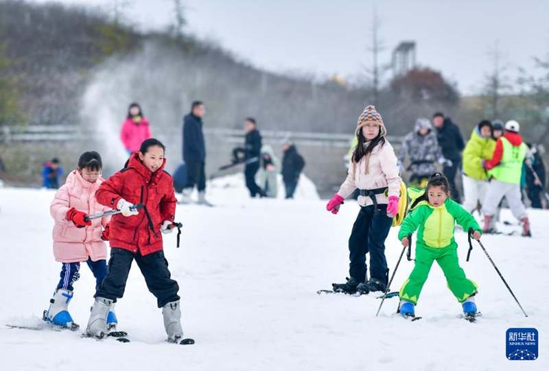 2月23日，滑雪愛好者在貴陽市高坡云頂滑雪場滑雪。新華社記者 楊文斌攝