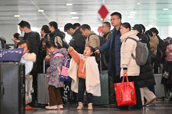 2月3日，家長帶領(lǐng)小朋友在北京豐臺站排隊檢票。新華社記者 宋為偉 攝