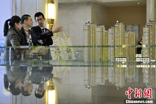 資料圖 置業(yè)顧問向民眾推薦商品房戶型。 <a target='_blank'  _fcksavedurl='http://www.chinanews.com/' _fcksavedurl='http://www.chinanews.com/'></p></table>中新社</a><p>　　記者 韋亮 攝