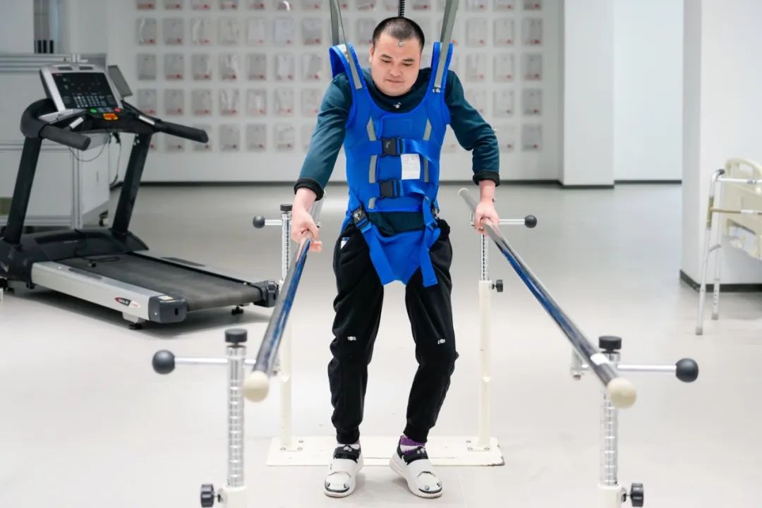在術(shù)后第14天，患者依靠自身運(yùn)動(dòng)意圖行走。復(fù)旦大學(xué)供圖