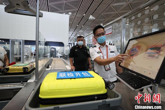 6月25日，在海口美蘭國際機(jī)場T2航站樓，工作人員對(duì)完成改造的設(shè)備進(jìn)行模擬測試?！∈Y啟明 攝