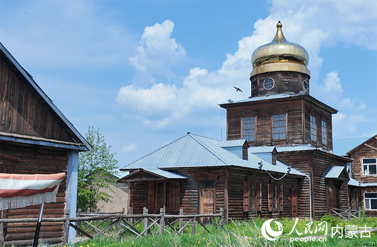頗具特色的“木刻楞”房屋。人民網(wǎng)記者 齊浩男攝