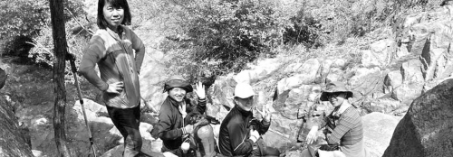 近日，資深驢友隨哥組織驢友到濟(jì)南仲宮太甲山游玩。圖為驢友正在山路上休息。隨哥供圖