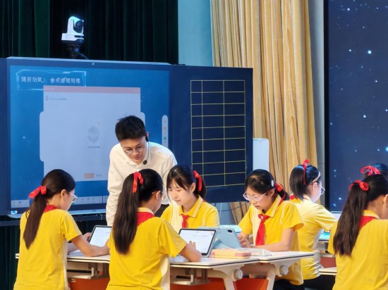 重慶科學(xué)城樹人思賢小學(xué)校教師執(zhí)教“S2C”示范課。