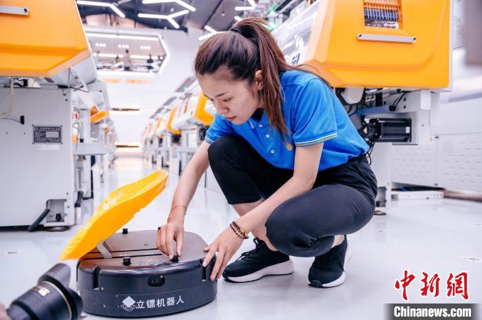 圖為員工在調試AGV搬運機器人。　李南軒 攝