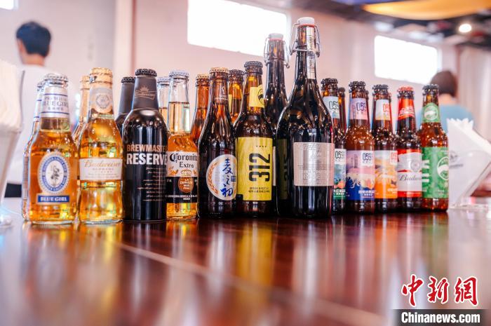 莆田基地主要生產(chǎn)全球旗艦品牌百威、科羅娜、貝克等啤酒，并生產(chǎn)雪津啤酒、雪山啤酒、藍(lán)妹啤酒等?！±钅宪?攝