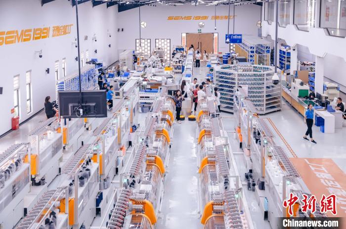 “高質量發(fā)展調研行”主題采訪活動來到福建莆田雙馳鞋業(yè)個性化定制示范工廠。　李南軒 攝