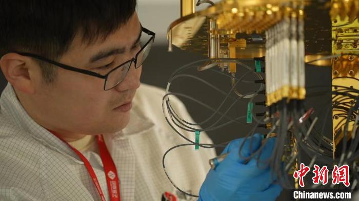 科研人員正在組裝超導量子計算機。