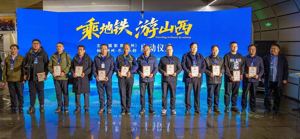 活動(dòng)為參展攝影家頒發(fā)入展證書。